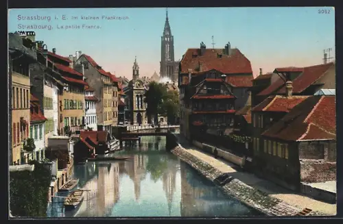 AK Strasbourg, La petite France et la cathédrale en arrière-plan