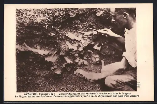 AK Solutré, Fouilles 1925, Ouvrier dégageant des ossements de chevaux dans le Magma