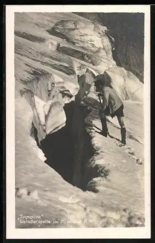 AK Bergsteiger an einer Gletscherspalte im Höllenthal