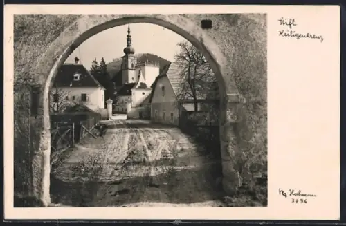 AK Heiligenkreuz /Wienerwald, Stift Heiligenkreuz, Strassenpartie mit Torbogen und Kirche