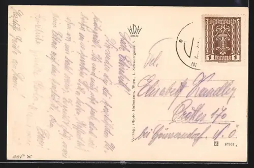 AK Heiligenkreuz /Wienerwald, Stift Heiligenkreuz, Strassenpartie mit Torbogen und Kirche