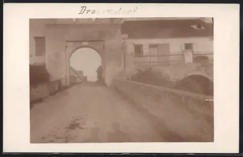 Foto-AK Drosendorf, Strassenpartie mit Mauer u. Tordurchgang