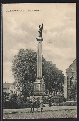 AK Oldenburg i. Gr., Siegesdenkmal mit posierenden Buben
