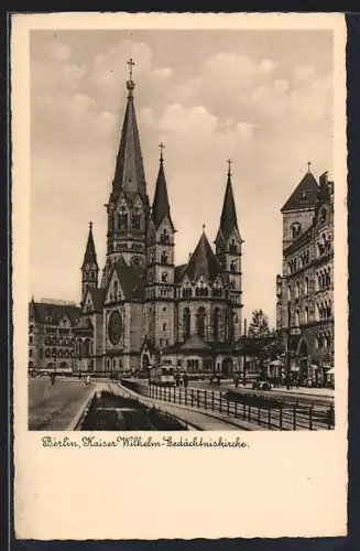 AK Berlin-Charlottenburg, Kaiser-Wilhelm-Gedächtniskirche von der Strasse aus