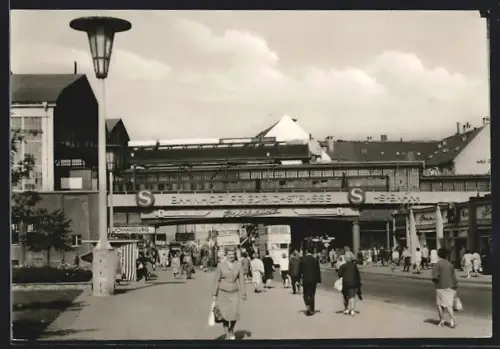 AK Berlin, Bahnhof Friedrichstrasse mit Passanten