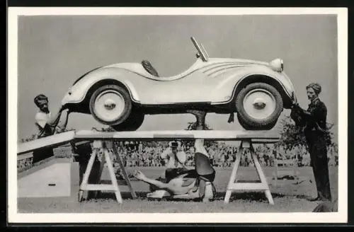 AK Milo Barus, ex-stärkster Mann der Welt, hebt ein Auto mit seinen Beinen an