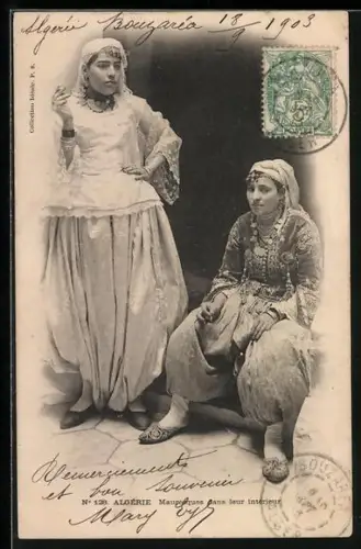 AK Junge Frauen in arabischer Tracht vor einem Hauseingang