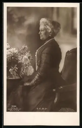 AK Kaiserin Auguste Victoria von Preussen am Tisch sitzend mit Blumen