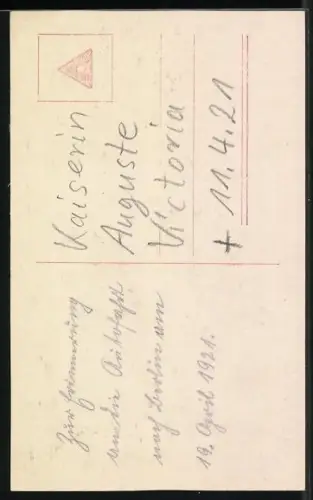 AK Kaiserin Auguste Victoria von Preussen am Tisch sitzend mit Blumen