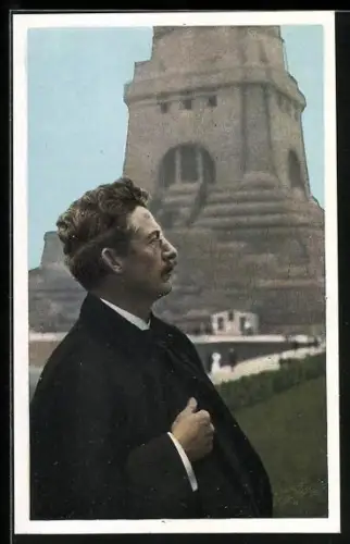 AK Leipzig, Völkerschlachtdenkmal, Clemens Thieme vor dem Denkmal