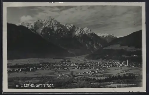 AK Lienz /Ost-Tirol, Teilansicht mit Bergen