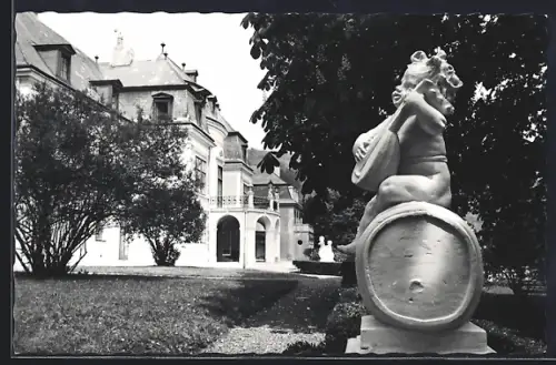 AK Neuwaldegg, Hotel Haus Neuwaldegg mit Statue