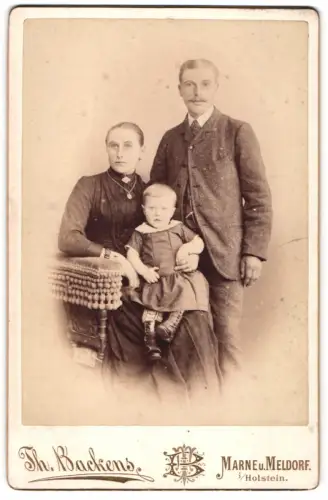 Fotografie Th. Backens, Marne i. Holstein, Familienporträt mit Kind