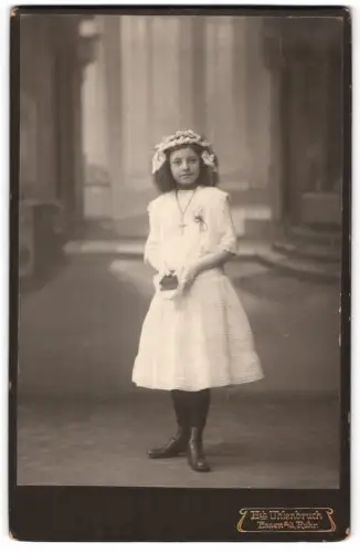 Fotografie Heinr. Uhlenbruch, Essen, Frohnhauserstrasse 91, Mädchen in festlichem Kleid
