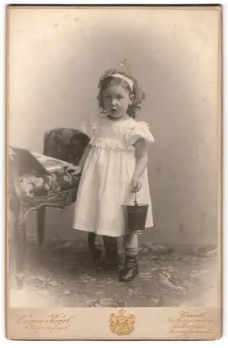 Fotografie Eugen Kegel, Cassel, Gr. Rosenstrasse 5, Kleines Mädchen mit Eimer