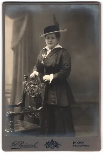 Fotografie J.E. Bednarik, Wien, Kaiserstraesse 42, Frau in elegantem Kleid mit Hut 1918