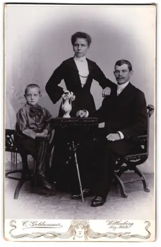 Fotografie C. Goldammer, Wittenberg /Halle, Mittelstrasse 51, Familienporträt mit Tisch