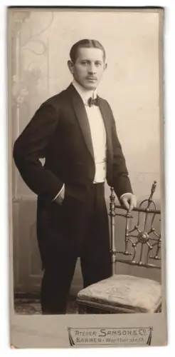 Fotografie Samson & Co, Barmen, Wertherstrasse 13, Eleganter Herr mit Stuhl