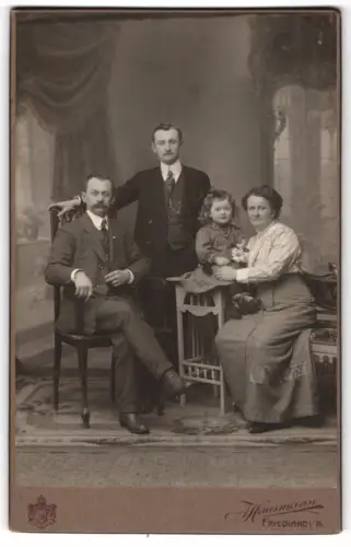 Fotografie Anton Hausmann, Friedland, Görlitzergasse, Familienporträt mit Kind