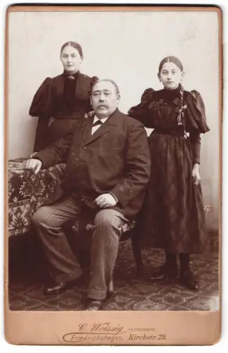 Fotografie C. Weissig, Friedrichshagen, Kirchstr. 29, Gruppenporträt von einem Mann und zwei jungen Damen