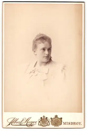 Fotografie Albert Meyer, Berlin, Alexanderstr. 45, Portrait einer eleganten Dame
