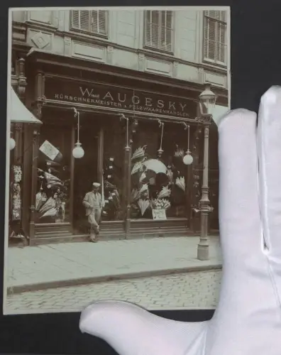 Fotografie unbekannter Fotograf und Ort, Geschäftsansicht Kürschnermeister & Pelzwarenhandlung Wenzel Augesky