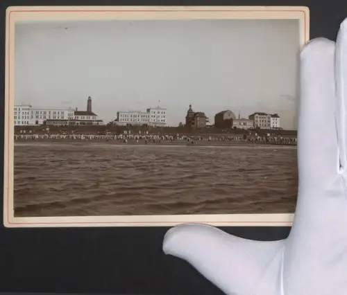 Fotografie unbekannter Fotograf, Ansicht Borkum, Blick vom Wasser auf die Promenade mit Hotels, Leuchtturm