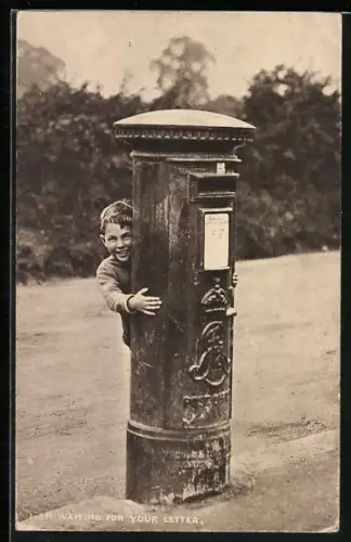 AK Junge versteckt sich hinter einem Briefkasten, I am waiting for your letter