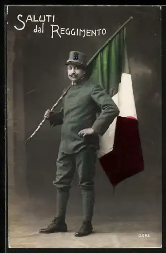 AK Soldat in Uniform mit italienischer Flagge, Saluti dal Reggimento