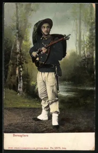 AK Soldat in Uniform mit Waffe, Bersagliere