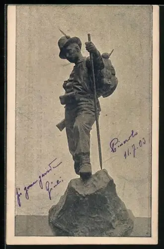 AK Statue eines Soldaten mit Wanderstock