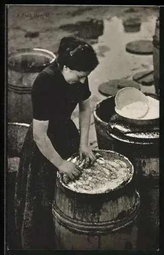 AK Frau mit einem Fass voll Fische, A Full Barrel