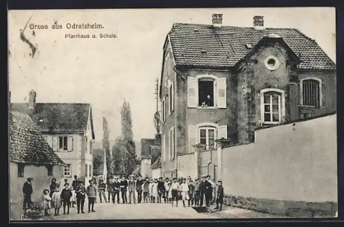 AK Odratzheim, Maison paroissiale et école avec enfants devant le bâtiment