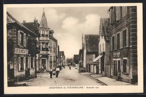 AK Steinbourg, Grande rue avec bâtiments et passants
