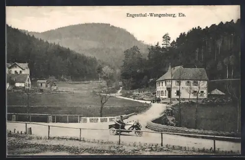 AK Engenthal-Wangenburg /Els., Vue du village avec voiture sur la route et collines en arrière-plan