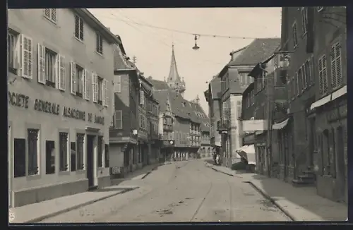 Foto-AK Obernai, Rue animée avec vue sur le clocher de l`église