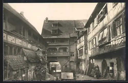 Foto-AK Obernai, Cour intérieure avec maisons à colombages et passage voûté