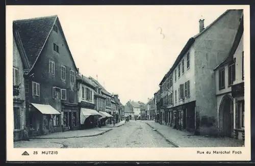 AK Mutzig, Rue du Maréchal Foch avec bâtiments historiques et boutiques