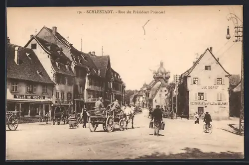 AK Schlestadt, Rue du Président Poincaré avec charrettes et passants