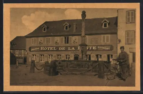 AK Mutzig, Place du Marché avec l`Hôtel de la Poste et un homme à vélo