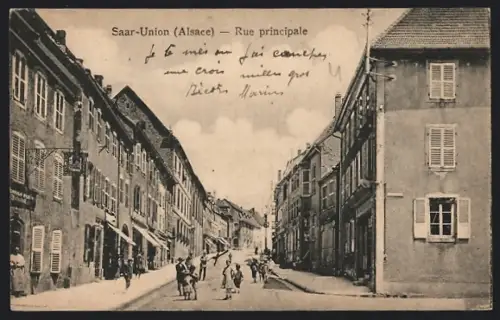 AK Saar-Union /Alsace, Rue principale animée avec passants et bâtiments historiques