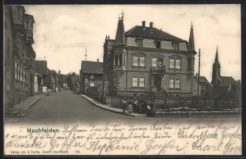AK Hochfelden, Vue sur la rue principale et grande maison avec tour