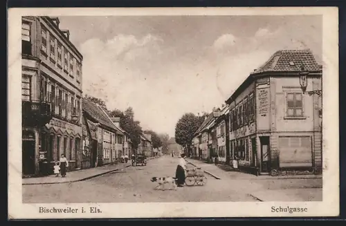 AK Bischweiler i. Els., Schulgasse mit Geschäften