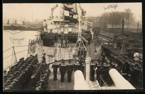 Foto-AK Kriegsschiff Panzerkreuzer Schleswig Holstein, Besatzung an Deck