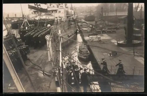 Foto-AK Kriegsschiff Panzerkreuzer Schleswig Holstein, Besatzung an Deck