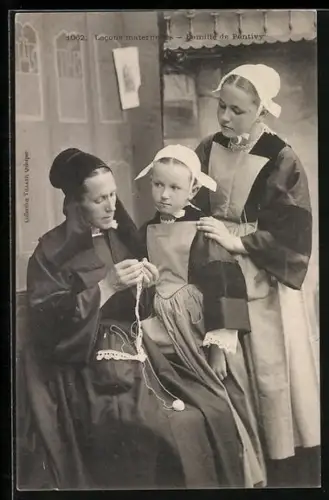 AK Zwei Frauen und ein Mädchen in traditioneller Kleidung, Lecons maternees