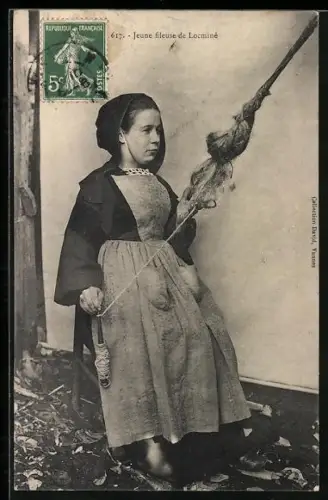 AK Junge Frau mit einer Spindel
