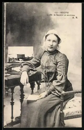 AK Junge Frau sitzt an einem Tisch, Coiffe de Saumur et environs