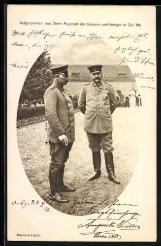 AK Kaiser Wilhelm II. in Uniform posiert neben Generalfeldmarschall Paul von Hindenburg in Uniform mit Ziagarette 1915