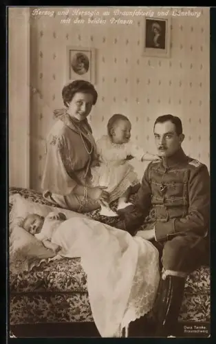 AK Victoria Louise Herzogin von Braunschweig mit den beiden Prinzen